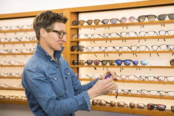 Kadın bir gözlük mağazası — Stok fotoğraf