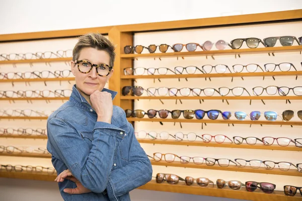 Donna in un negozio di occhiali — Foto Stock