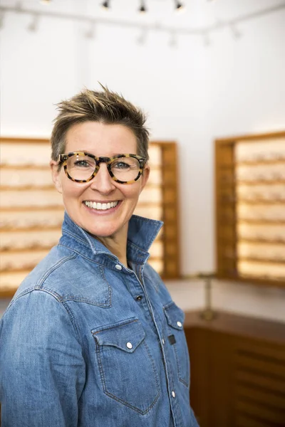 ผู้หญิงในร้านแว่นตา — ภาพถ่ายสต็อก