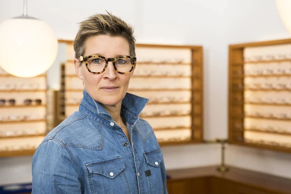 Woman in a eyewear store — Stock Photo, Image