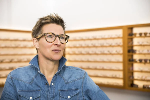 Femme dans un magasin de lunettes — Photo