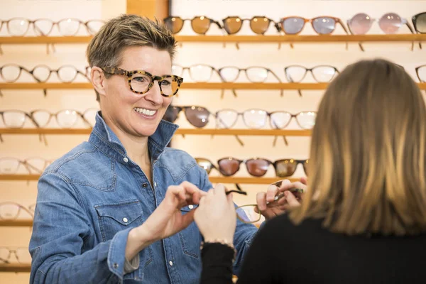 Vrouw in een winkel van brillen — Stockfoto