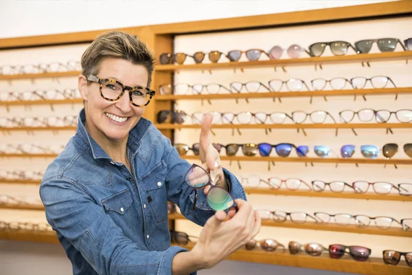 Γυναίκα σε ένα κατάστημα γυαλιών οράσεως — Φωτογραφία Αρχείου