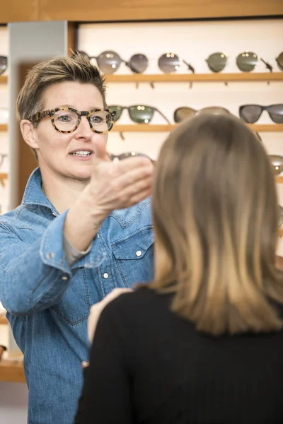 Service im Brillengeschäft der Optometrie — Stockfoto