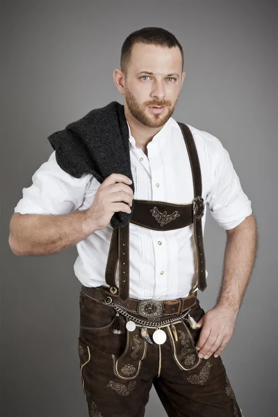Баварский мужчина в традиционном костюме — стоковое фото