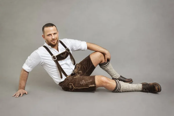 Homme en bavarois lederhosen — Photo