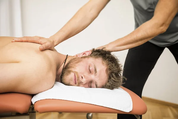 Mannen under sjukgymnastik — Stockfoto