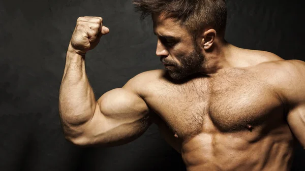 Bodybuilder buigen biceps — Stockfoto