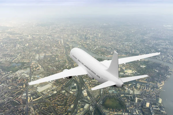 ロンドン上空を飛ぶ飛行機 — ストック写真