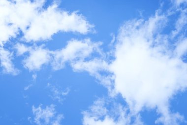 Pofuduk bulutlu mavi gökyüzü