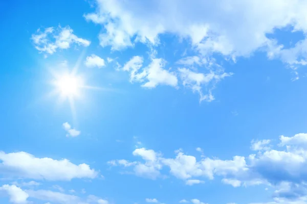 Cielo blu con nuvole soffici — Foto Stock
