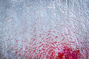 düzensiz cam yüzeyde su