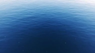 Mavi su üzerinde uçuş 