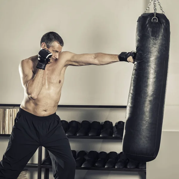 Hombre saco de boxeo — Foto de Stock