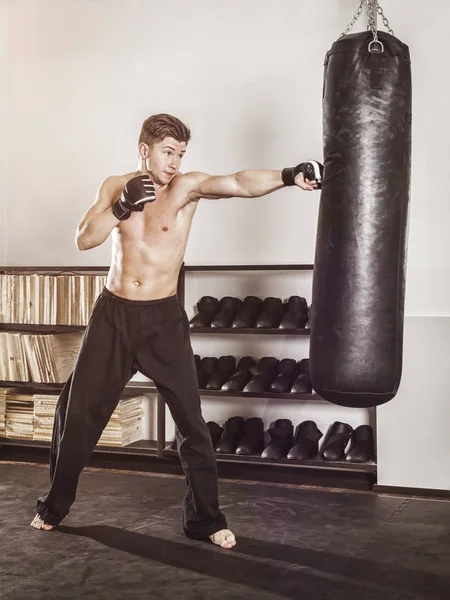 Joven hombre saco de boxeo — Foto de Stock