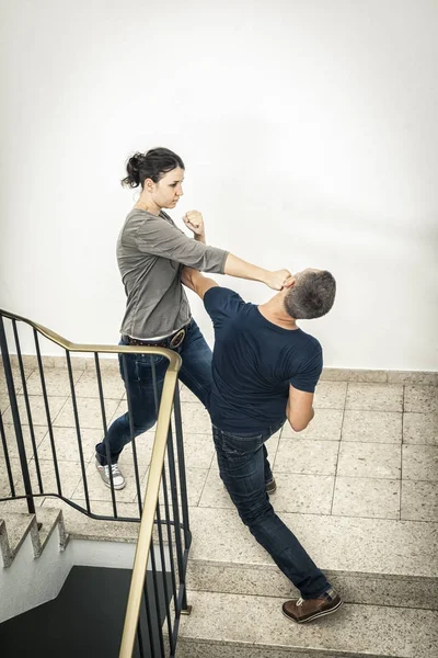 Mulher lutando com o homem — Fotografia de Stock