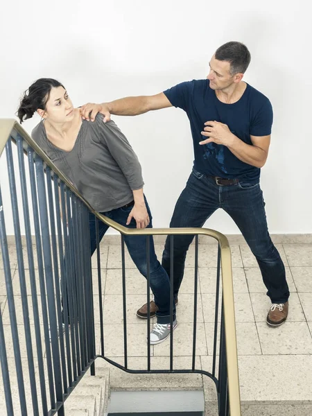 Mujer luchando con el hombre — Foto de Stock