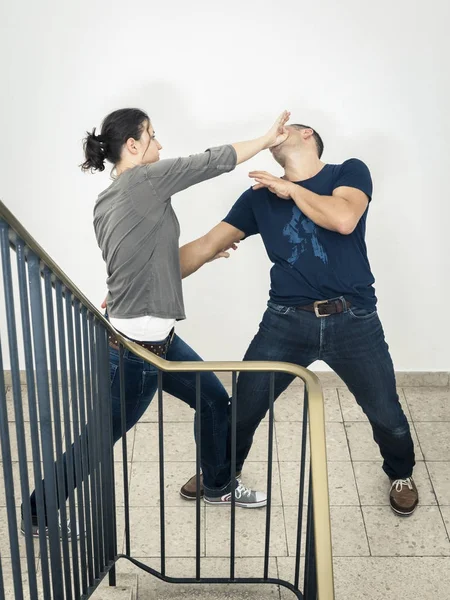 Mulher lutando com o homem — Fotografia de Stock