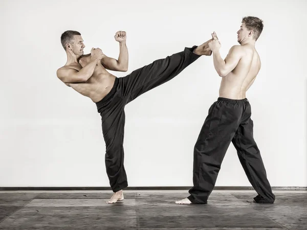Hombres peleando en el gimnasio — Foto de Stock