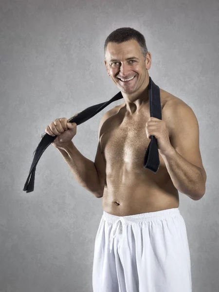 Sportler mit schwarzem Gürtel — Stockfoto