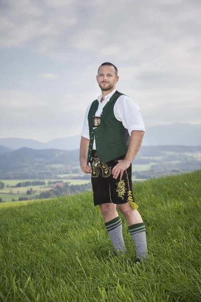 Człowiek w bawarskiej ubrania — Zdjęcie stockowe