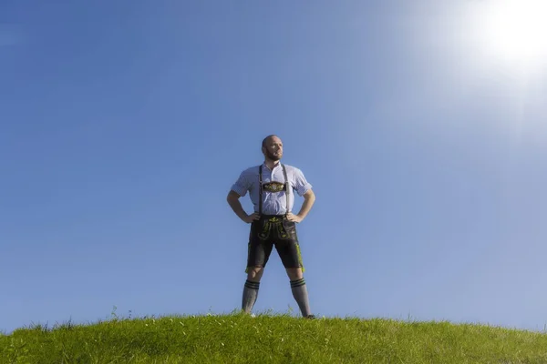 Homem de roupas bávaras — Fotografia de Stock