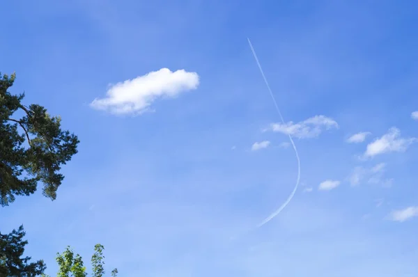 Plane with a bent contrail — Stock Photo, Image