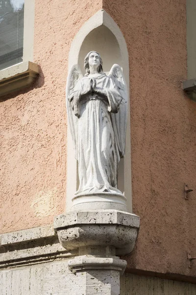 Статуя ангела на будівництві — стокове фото