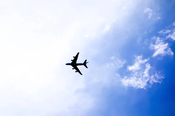 在明亮的天空中的飞机 — 图库照片