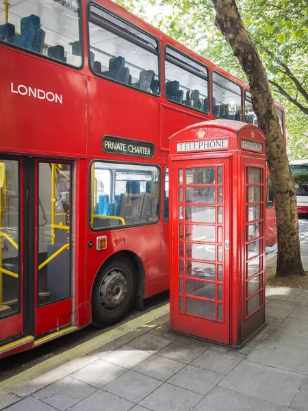 A piros busz- és Londonban tipikus telefonfülke — Stock Fotó