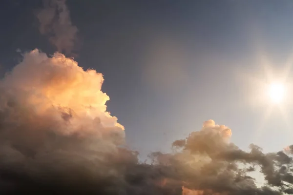 Ein Sonnenuntergangshimmel mit bunten Wolken — Stockfoto
