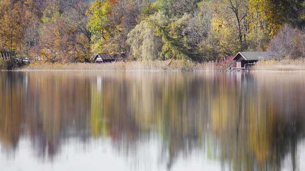 Hyddor Stranden Vackra Sjön Omgiven Höstens Skog — Stockfoto