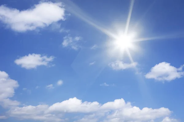 Пушистые Белые Облака Прекрасном Солнечном Фоне Неба — стоковое фото