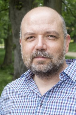 yakışıklı sakallı adam açık havada portresi 