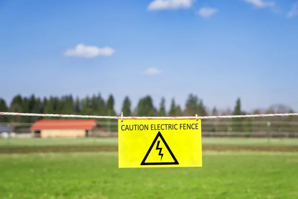 Cerca eléctrica en un prado verde —  Fotos de Stock