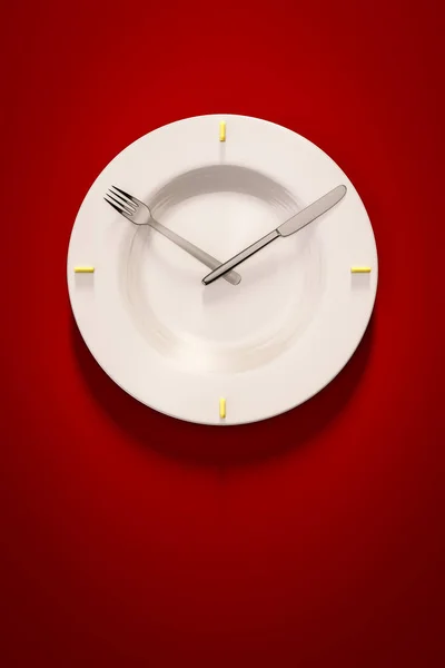 Κοντινό Πλάνο Του Πιάτο Ρολόι Κόκκινο Φόντο — Φωτογραφία Αρχείου