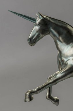 gri arka plan üzerinde izole bir beautyful bronz tek boynuzlu at şekil 3D çizimi