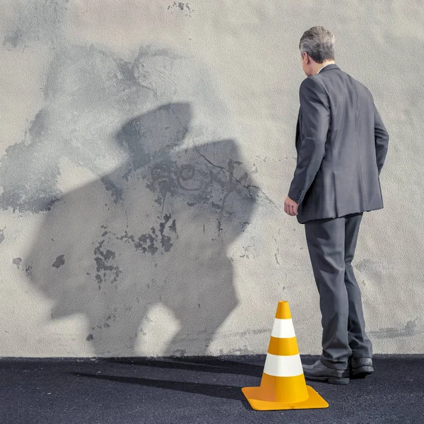 ロードコーンの近くに立って 汚れた壁を見てのビジネスマンの イラストレーション — ストック写真