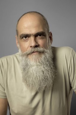 Gri arka plan üzerinde uzun sakallı adam portresi