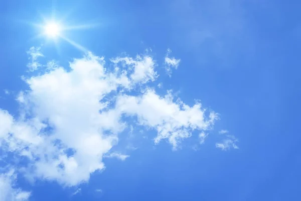 Φωτεινό Γαλανό Ουρανό Του Ήλιο Και Σύννεφα Φόντο — Φωτογραφία Αρχείου