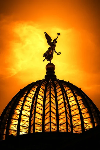 Silhueta Escultura Anjo Cúpula Edifício Cidade Dresden Pôr Sol Fundo — Fotografia de Stock