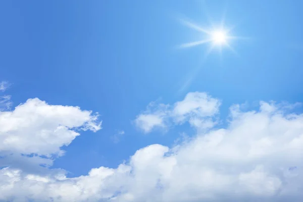 Parlak Güneş Mavi Gökyüzü Arka Plan Üzerinde Bulutlar — Stok fotoğraf