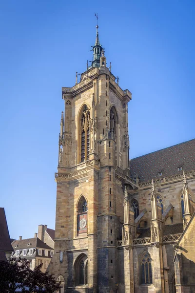 Uitzicht Kerk Van Colmar Blauwe Hemelachtergrond — Stockfoto