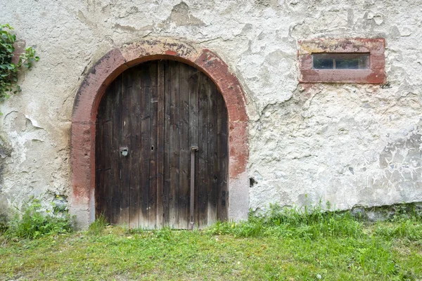 Stará Brána Tmavé Dřevěné Dveře — Stock fotografie