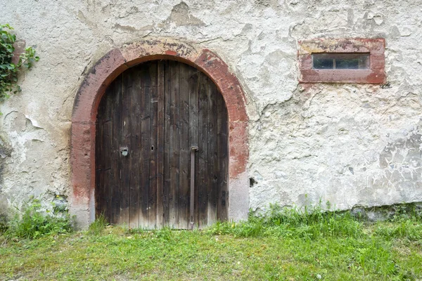 Altes Dunkles Holztor — Stockfoto