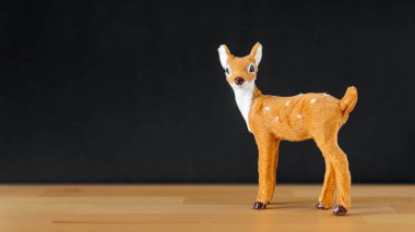 Siyah arka planda Noel süslemesi geyiği