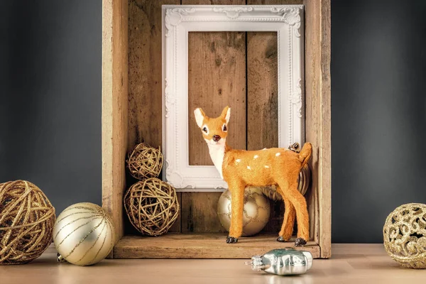 Decorazione natalizia scatola di legno con palline d'oro cervo e un whi — Foto Stock