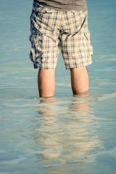 Μια Εικόνα Ενός Ανθρώπου Που Στέκεται Στο Θαλασσινό Νερό — Φωτογραφία Αρχείου