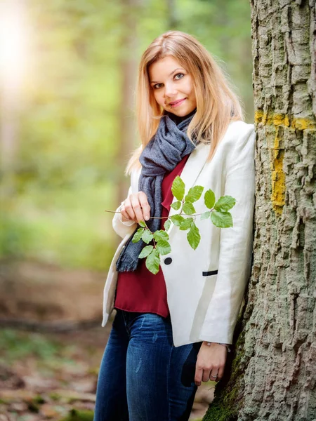 Uma Imagem Uma Jovem Mulher Floresta Verde — Fotografia de Stock
