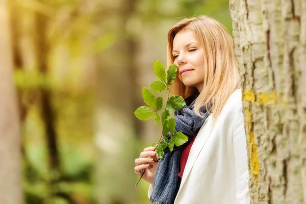 Uma Imagem Uma Jovem Mulher Floresta Verde — Fotografia de Stock